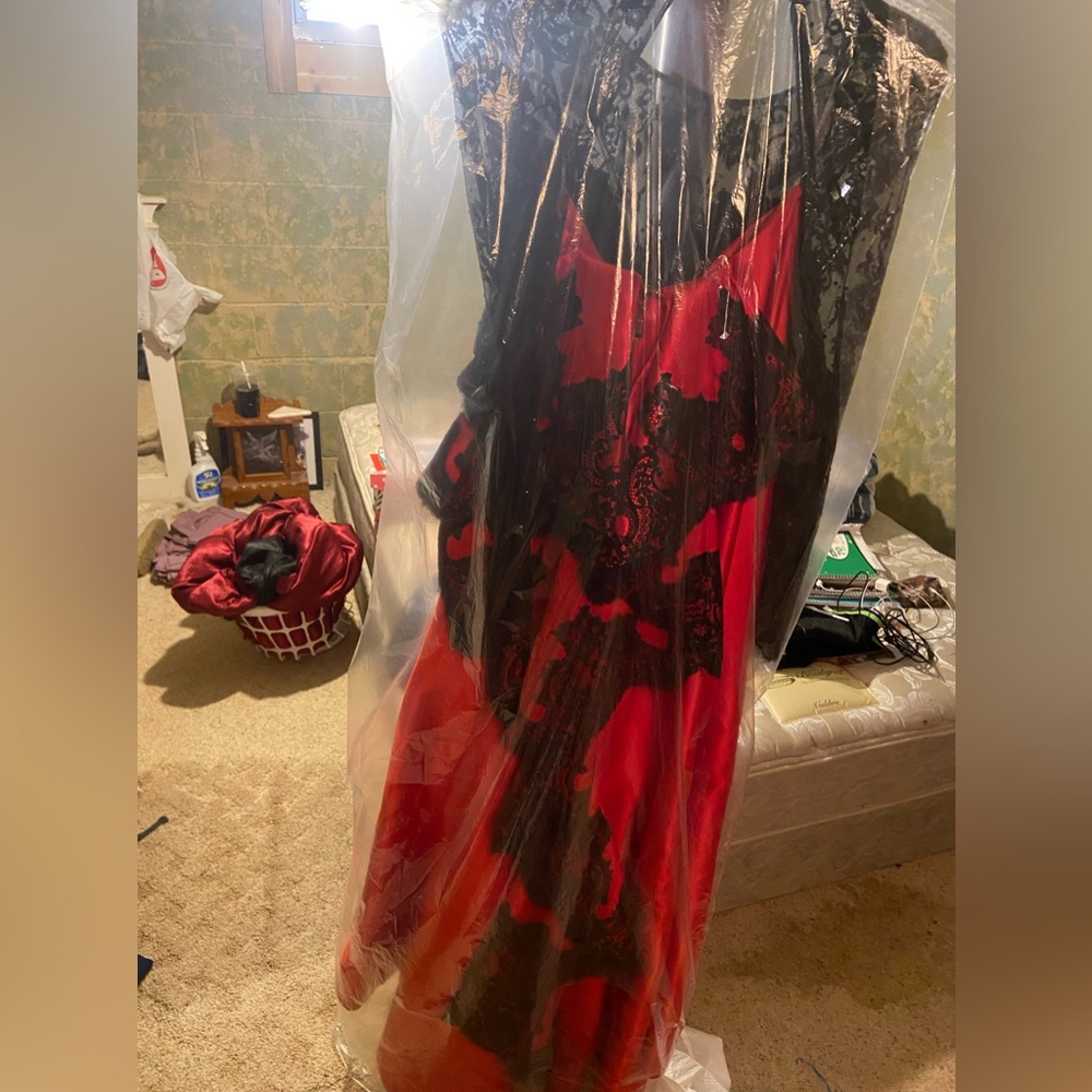 Red &’ Black 2 Piece Lace Sherrie Hill Prom Dress - Picture 2 of 2